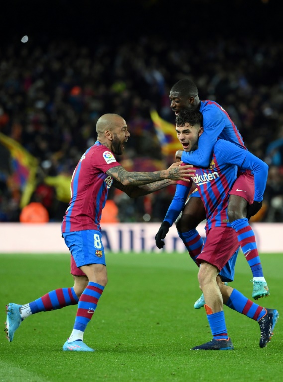 Ousmane Dembélé (top) félicite Pedri après son but dans le choc de Liga face au Séville FC au  Camp Nou, le 3 avril 2022