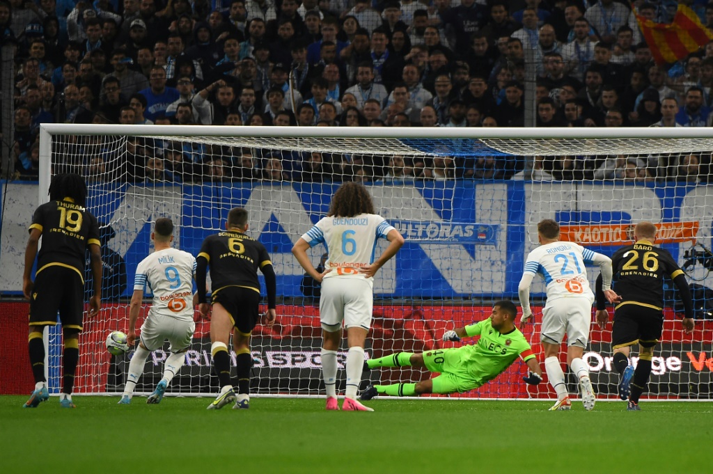 L'attaquant polonais de Marseille Arkadiusz Milik marque sur penalty face à Nice, lors de la 29e journée de Ligue 1, le 20 mars 2022 au Stade Vélodrome