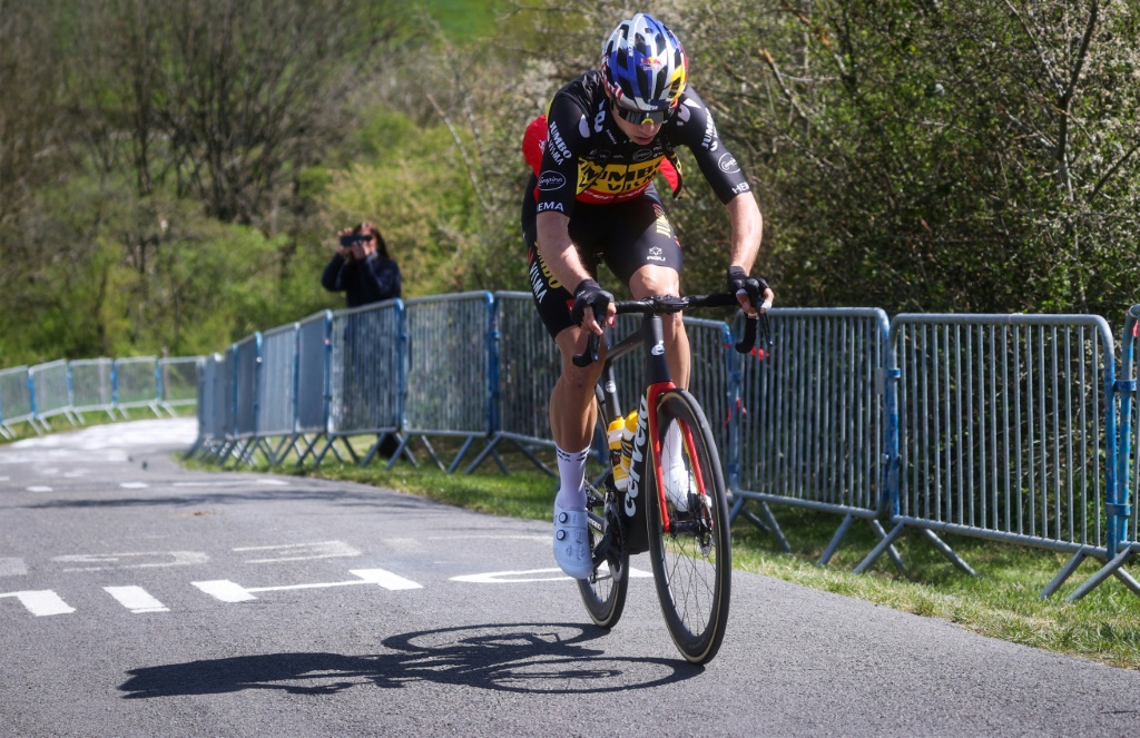 Le Belge Wout Van Aert monte la Côte de la Redoute, lors d'un entraînement, le 21 avril 2022 à Sougné-Remouchamps, à deux jours de la classique Liège-Bastogne-Liège