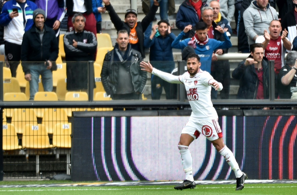 La joie du milieu de terrain algérien de Brest Youcef Belaili, après avoir ouvert le score contre Metz, lors de la 34e journée de Ligue 1, le 24 avril 2022 au Stade Saint-Symphorien à Longeville-lès-Metz
