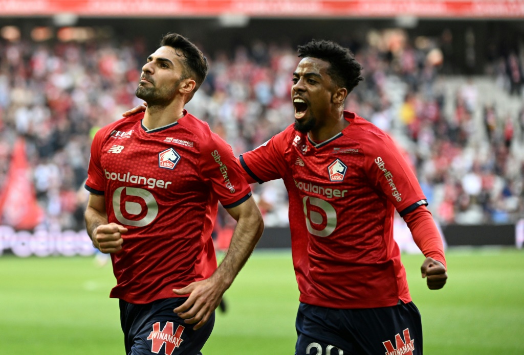 La joie du défenseur turc Zeki Celik, après avoir ouvert le score pour Lille face à Strasbourg, lors de la 34e journée de Ligue 1, le 24 avril 2022 au Stade Pierre-Mauroy à Villeneuve-d'Ascq