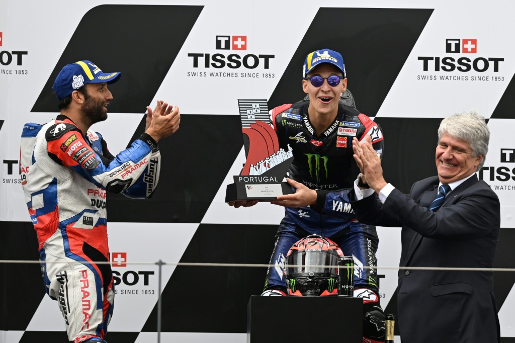 Le Français Fabio Quartararo célèbre sa victoire dans le Grand Prix MotoGP du Portugal, applaudi par son dauphin et compatriote Johann Zarco, le 24 avril 2022 sur le Circuit International d'Algare à Portima