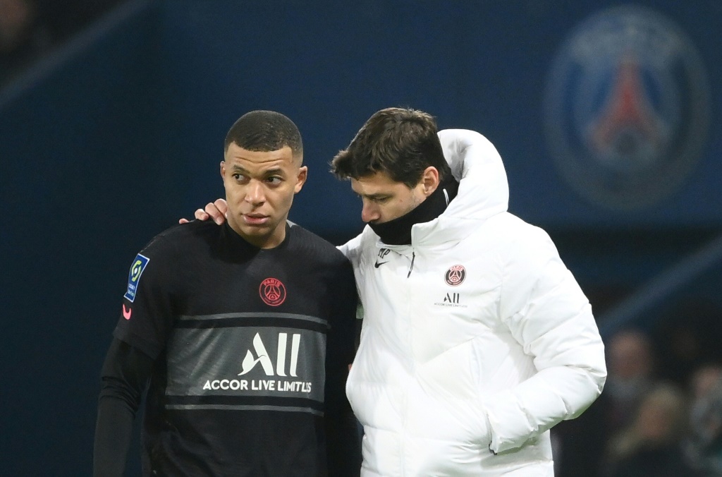 Kylian Mbappé écoute son entraîneur Mauricio Pochettino, lors du match du Paris Saint-Germain face à Nantes, comptant pour la 14e journée de Ligue 1, le 20 novembre 2021au Parc des Princes