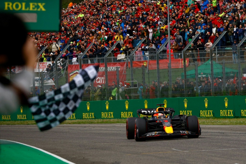 Le Néerlandais Max Verstappen remporte, au volant de sa Red Bull, le Grand Prix d'Emilie-Romagne de Formule 1, le 24 avril 2022 sur le circuit Enzo et Dino Ferrari d'Imola, en Italie