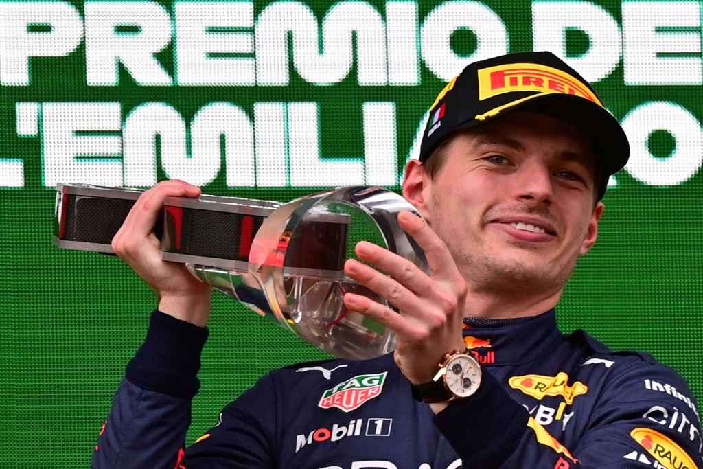 La joie du Néerlandais Max Verstappen, vainqueur au volant de sa Red Bull, du Grand Prix d'Emilie-Romagne de Formule 1, le 24 avril 2022 sur le circuit Enzo et Dino Ferrari d'Imola, en Italie