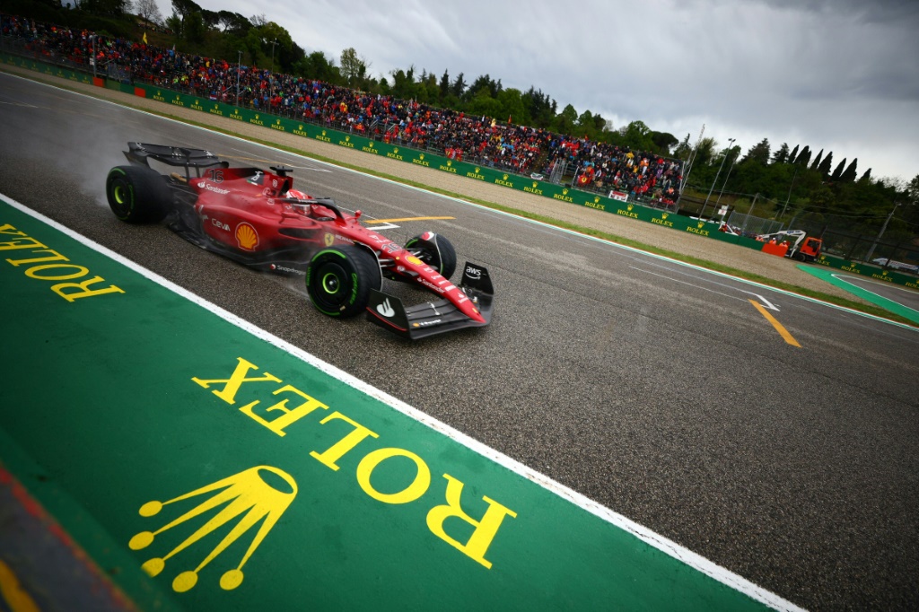 Le Monégasque Charles Lerclerc, au volant de sa Ferrari, lors du Grand Prix d'Emilie-Romagne de Formule 1, le 24 avril 2022 sur le circuit Enzo et Dino Ferrari d'Imola, en Italie