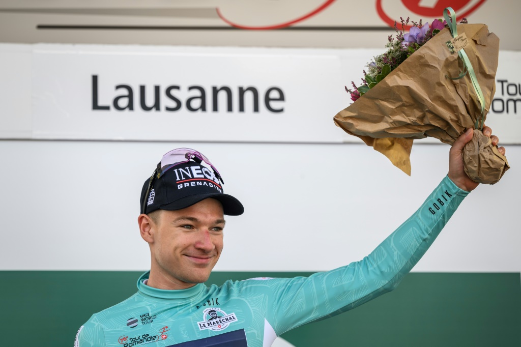 La joie du Britannique Ethan Hayter, maillot vert de leader, après avoir remporté le prologue du Tour de Romandie, le 26 avril 2022 à Lausanne