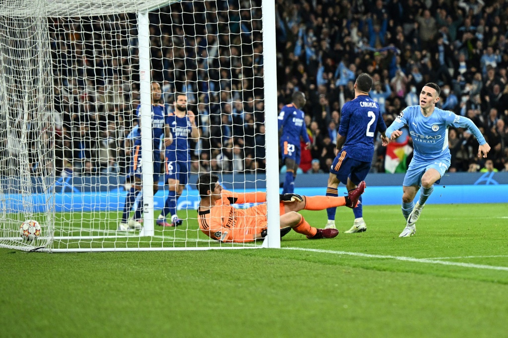 La joie du milieu de terrain Phil Foden, après avoir marqué le 3e but  pour Manchester City face au Real Madrid, lors de leur demi-finale aller de la Ligue des Champions, le 26 avril 2022 à l'Etihad Stadium