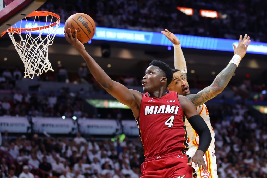 Victor Oladipo va marquer un panier pour le Miami Heat contre les Atlanta Hawks lors du premier tour des play-offs NBA le 26 avril 2022 à Miami