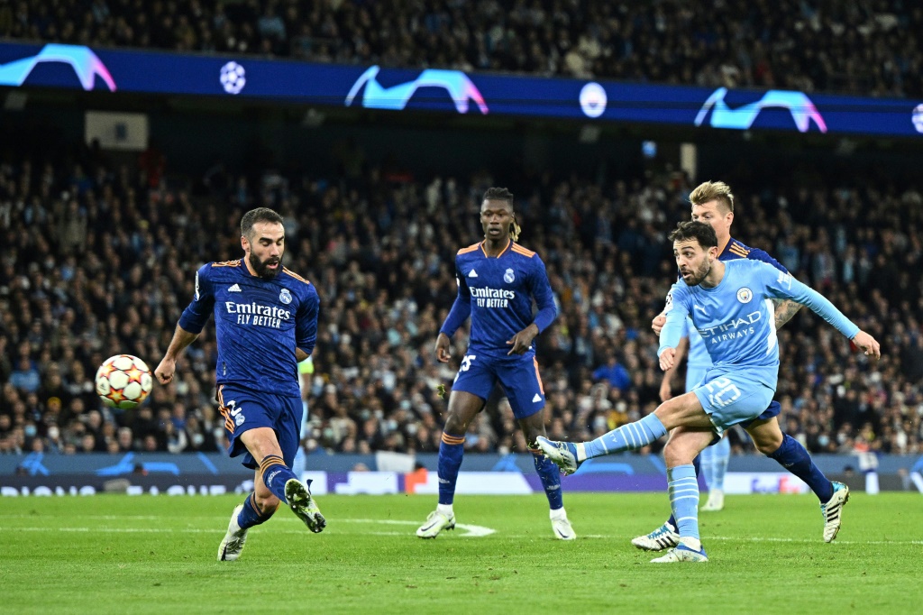 Le milieu de terrain portugais Bernardo Silva marque le 4e but pour Manchester City face au Real Madrid, lors de leur demi-finale aller de la Ligue des Champions, le 26 avril 2022 à l'Etihad Stadium