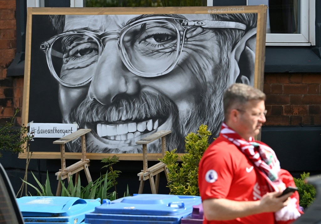 Une peinture murale à l'effigie de Jurgen Klopp, l'emblématique entraîneur de Liverpool, près du stade d'Anfield Road, le 24 avril 2022 à Liverpool