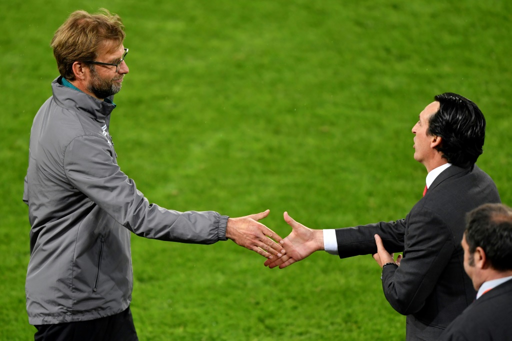 L'entraîneur de Liverpool Jürgen Klopp (à gauche) serre la main à Unai Emery, alors entraîneur de Séville, après la finale de Ligue Europa remportée par le club espagnol le 18 mai 2016 à Bâle, en Suisse