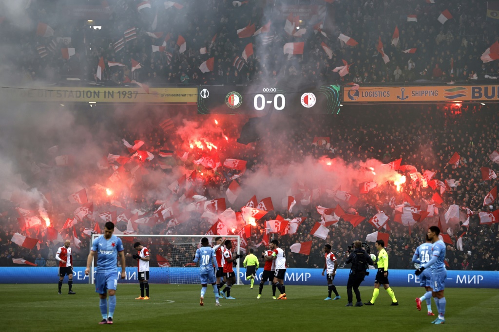 Des supporters de Feyenoord allument des fumigènes, lors du quart de finale aller de la Ligue Europa Conference contre le Slavia Prague, le 7 avril 2022 à Rotterdam