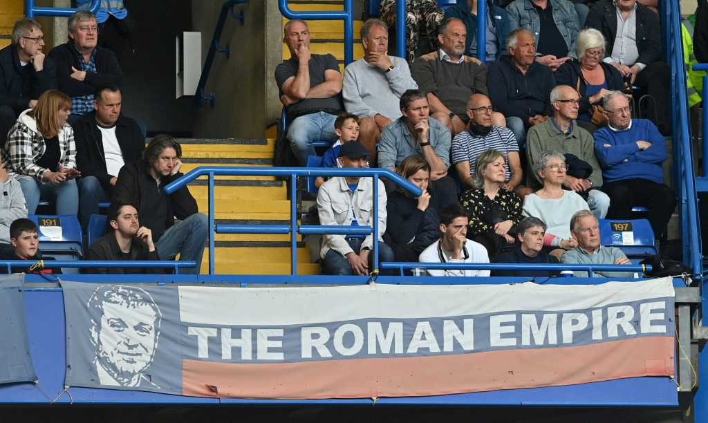 Banderole aux couleurs de la Russie et à l'effigie du propriétaire russe de Chelsea Roman Abramovich dans les tribunes du stade du club londonien, Stamford Bridge, le 24 avril 2022 lors d'un match de Premier League contre West Ham