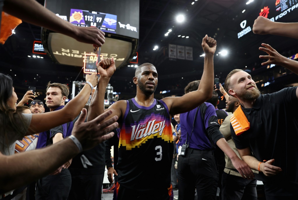 Chris Paul traverse une haie d'honneur des fans des Phoenix Suns après la victoire sur les Pelicans de la Nouvelle-Orléans au premier tour des play-offs NBA le 26 avril 2022 à Phoenix