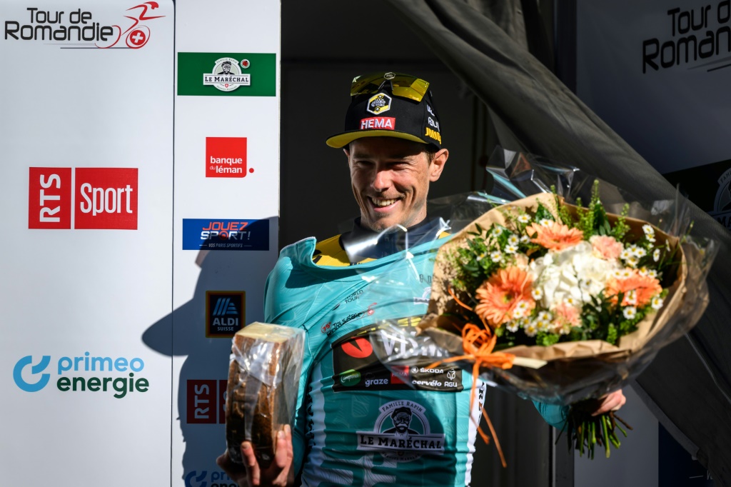 La joie de l'Australien Rohan Dennis, nouveau maillot vert de leader du Tour de Romandie, après avoir terminé 2e de la 1ère étape derrière le Belge Dylan Teuns, le 27 avril 2022 à Romont (Suisse)