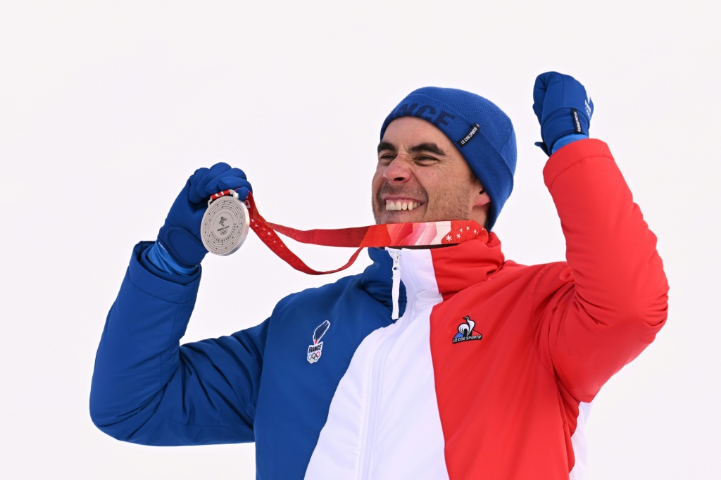 La joie du Français Johan Clarey, médaillé d'argent de la descente aux Jeux olympiques de Pékin, le 7 février 2022 sur la piste de Yanqing