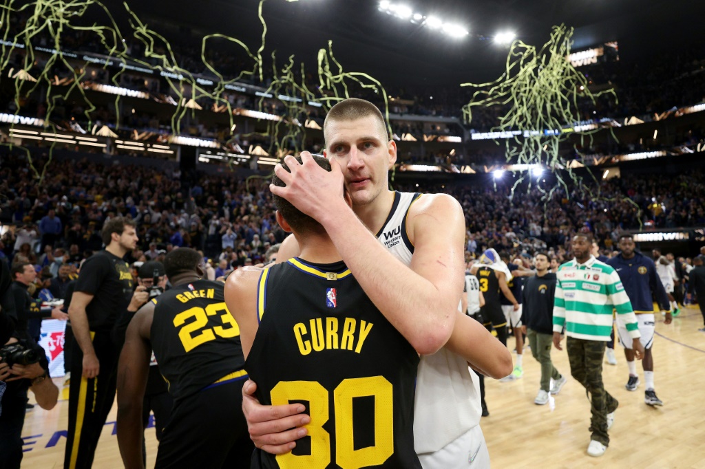 Le Serbe Nikola Jokic, des Denver Nuggets, donne une accolade à Stephen Curry, des Golden State Warriors, après le dernier match de leur premier tour des play-offs NBA le 27 avril 2022 à San Francisco