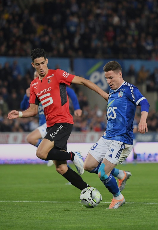 L'attaquant de Strasbourg Kevin Gameiro, aux prises avec le défenseur marocain de Rennes Nayef Aguerd, lors de la 33e journée de Ligue 1, le 20 avril 2022 au Stade de La Meinau