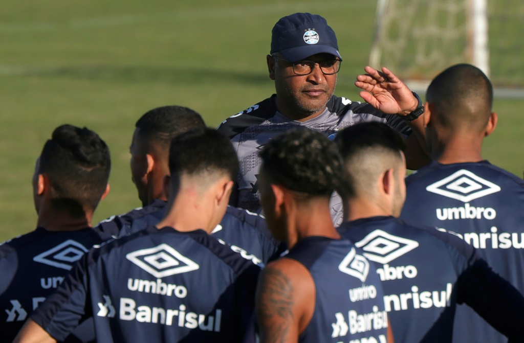 Roger Machado à l'entraînement avec les joueurs de Gremio à Porto Alegre, au Brésil, le 18 avril 2022