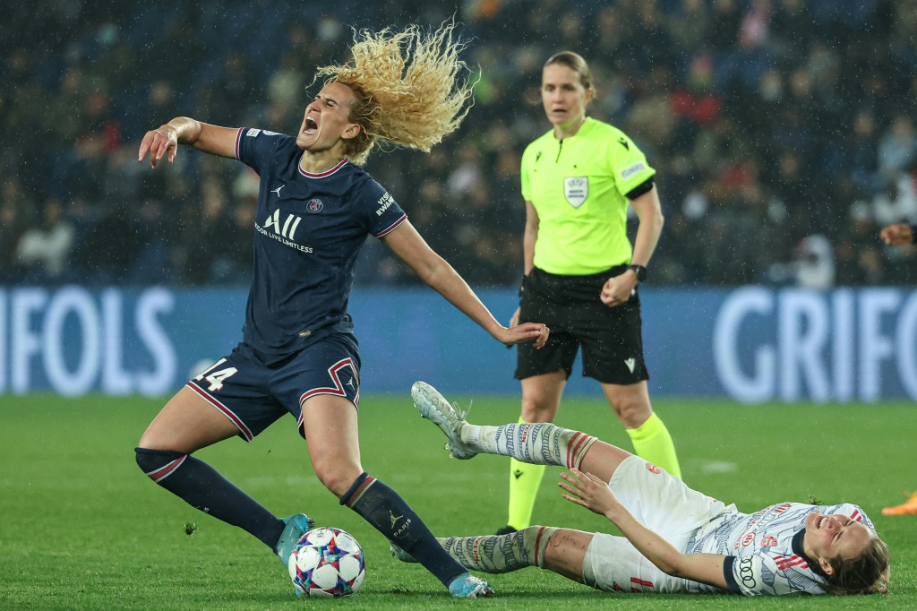 Kheira Hamraoui taclée lors du quart de finale retour de Ligue des champions féminine face au Bayern Munich le 30 mars 2022 à Paris.
