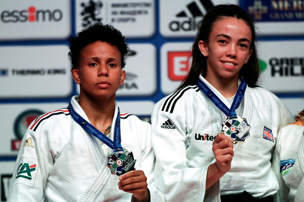La Française Amandine Buchard (g) médaille d'argent des 52 kg aux Championnats d'Europe, battue par la Britannique Chelsie Giles (d), le 29 avril 2022 à Sofia