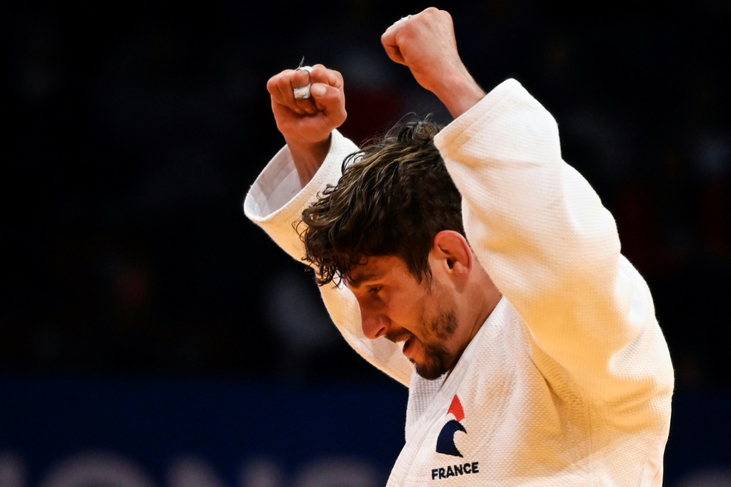 Le Français Cédric Revol remporte la médaille de bronze des moins de 60 kg aux Championnats d'Europe, le 29 avril 2022 à Sofia