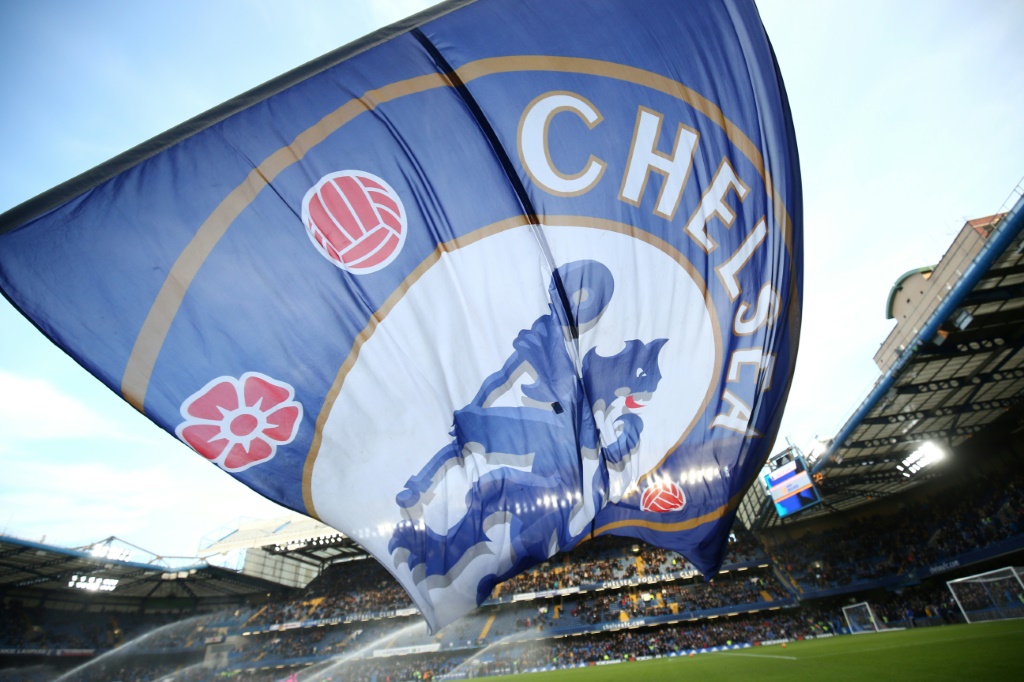 Des supporters de Chelsea agitent un drapeau géant avant le match de Premier League à domicile contre Everton, le 16 janvier 2016 au Stade de Stamford Bridge