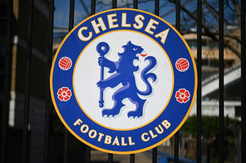 Le logo du club de Chelsea, à l'entrée de l'une des grilles du Stade de Stamford Bridge à Londres, le 18 mars 2022