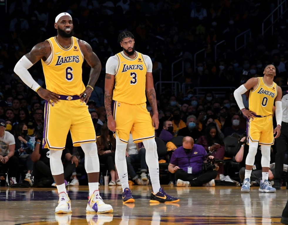Le Big3 des Lakers, composé de LeBron James, Anthony Davis et Russell Westbrook, n'a pas tenu ses promesses, ici le 19 octobre 2021 face à Golden State à Los Angeles.