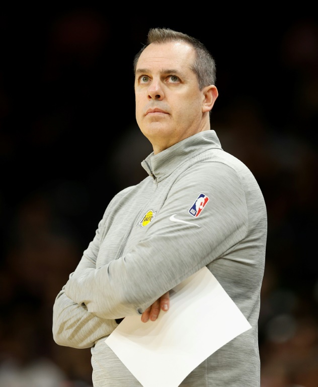 L'entraîneur des Lakers Frank Vogel lors de la défaite face à Phoenix, synoynme d'élimination de la course aux play-offs, le 5 avril 2022 en Arizona