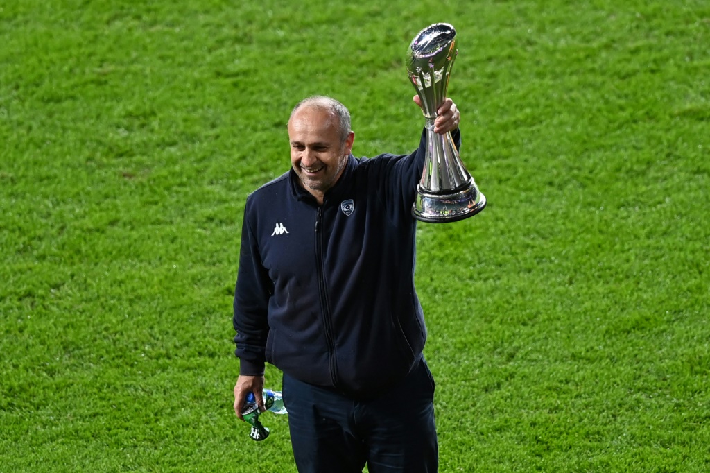 L'entraîneur de Montpellier Philippe Saint-André pose avec le trophée de la Challenge Cup, après la victoire en finale de son équipe, 18-17 face à Leicester, le 21 mai 2021 au Stade de Twickenham à Londres