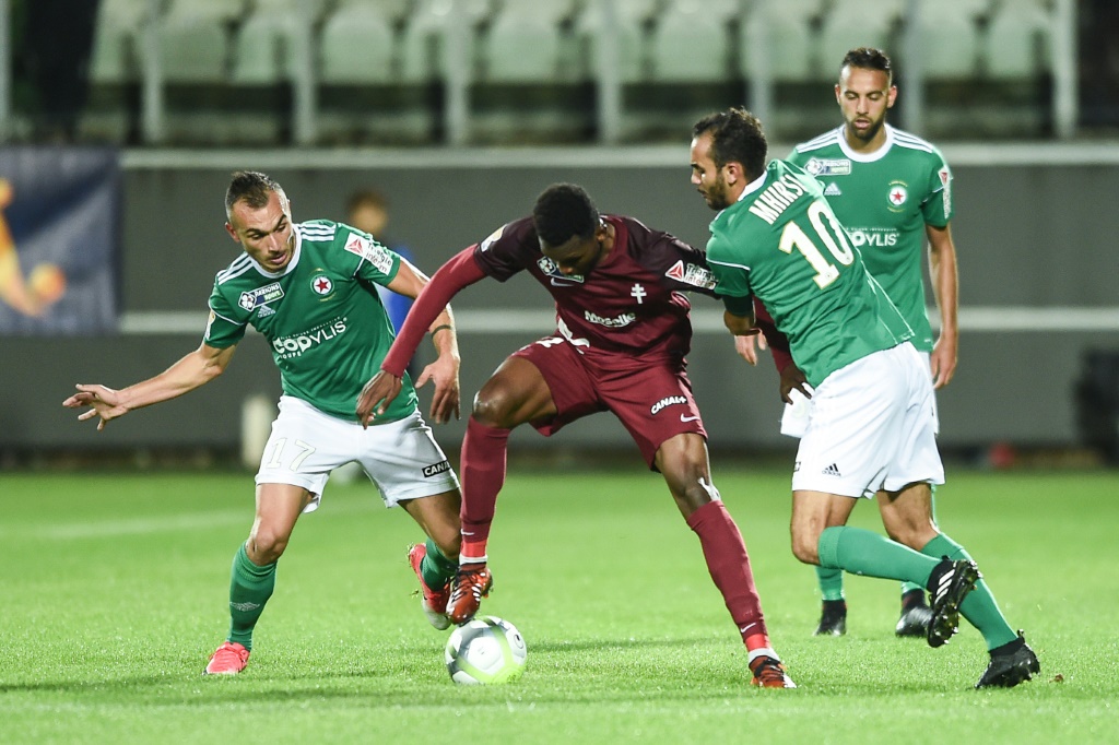 L'attaquant franco-sénégalais de Metz Opa Nguette, aux prises avec le milieu de terrain tunisien du Red Star, Teddy Teuma (g) et l'attaquant tunisien Idriss Mhrisi, lors du 8e de finale de la Coupe de la Ligue, le 25 octobre 2017 au Stade Saint-Symphorien
