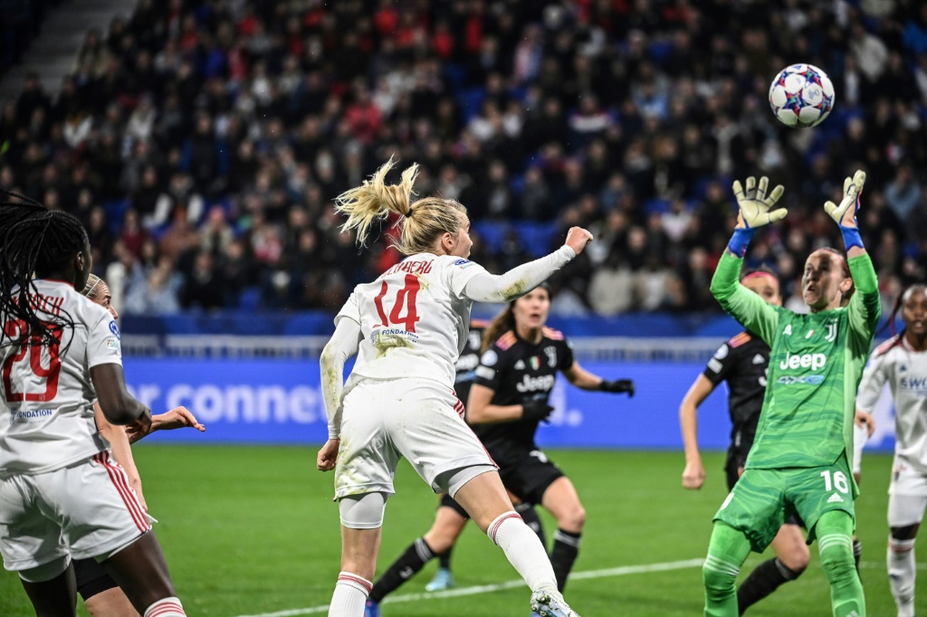 L'attaquante norvégienne de Lyon Ada Hegeberg ouvre le score face à la Juventus Turin, lors du quart de finale retour de la Ligue des Champions, le 31 mars 2022 au Groupama Stadium à Décines-Charpieu