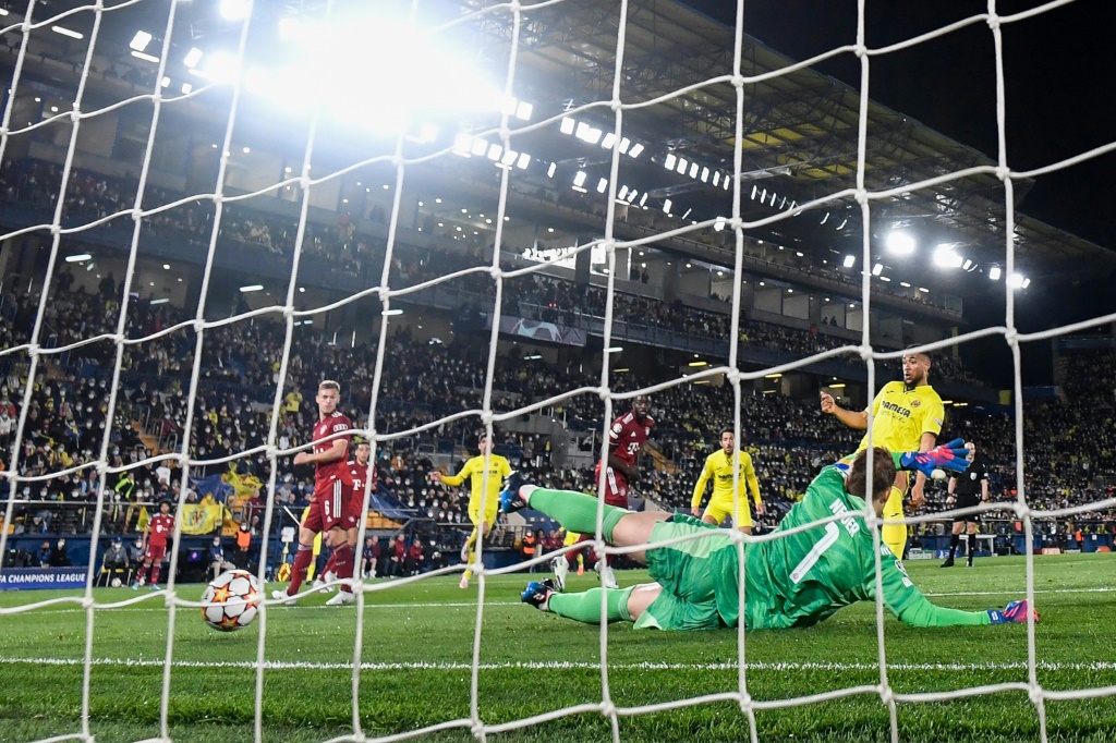 Le milieu de terrain français de Villareal Francis Coquelin inscrit le 2e but à domicile face au gardien du Bayern Munich Manuel Neuer, finalement refusé par l'arbitre avec l'aide de la vidéo, lors du quart de finale aller de la Ligue des Champions, le 6 avril 2022