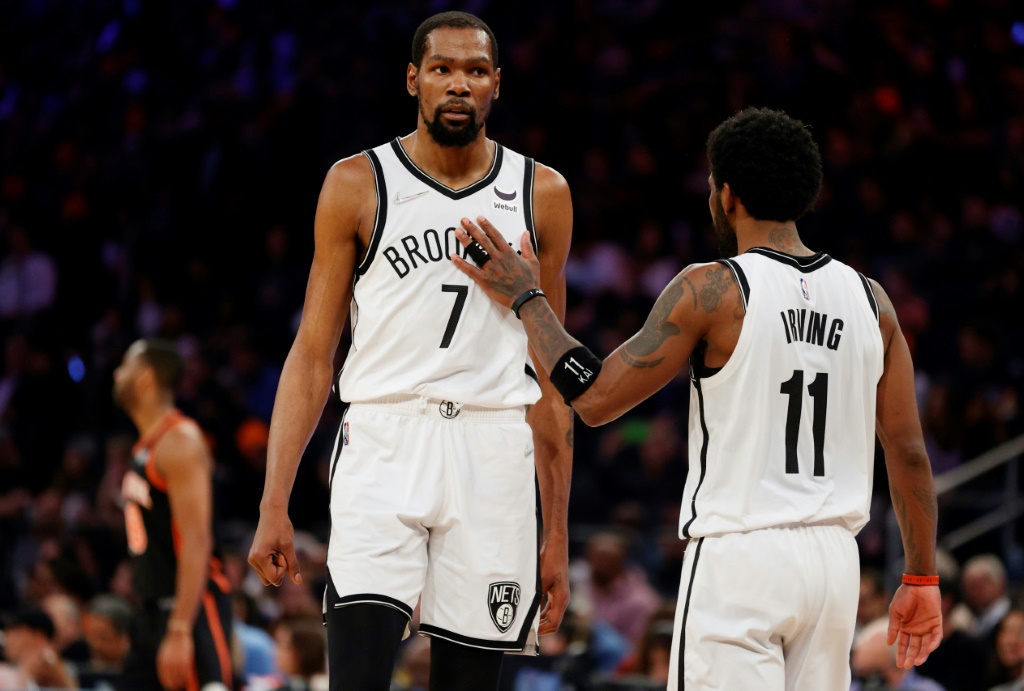 Les stars de Brooklyn Kevin Durant et Kyrie lors de leur succès face aux New York Knicks, le 6 avril 2022 à NYC.
