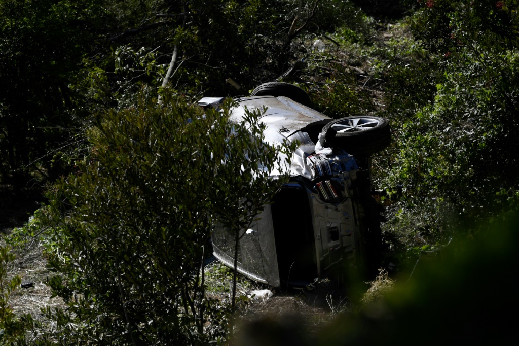 Le véhicule conduit par le golfeur américain Tiger Woods, après sa violente sortie de route, le 23 février 2021 à Rancho Palo Verdes (Californie)
