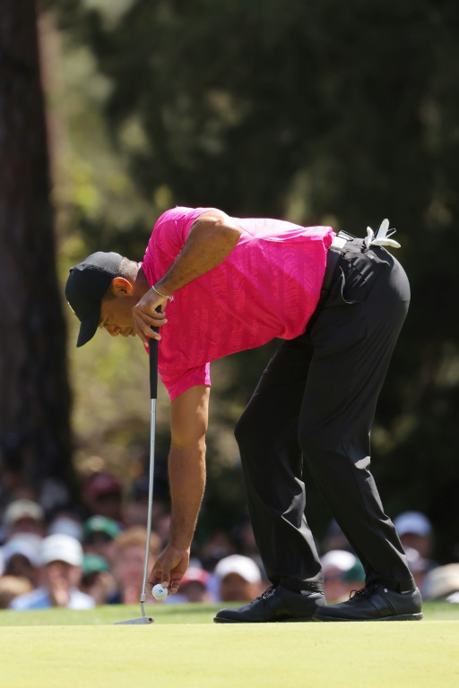 Le golfeur américain Tiger Woods sur le green lors du premier tour du Masters d'Augusta, le 7 avril 2022 à Augusta en Géorgie aux Etats-Unis