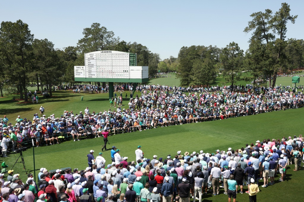 Le golfeur américain Tiger Woods sur le green lors du premier tour du Masters d'Augusta, au milieu d'une foule compacte venue l'admirer, le 7 avril 2022 à Augusta en Géorgie aux Etats-Unis