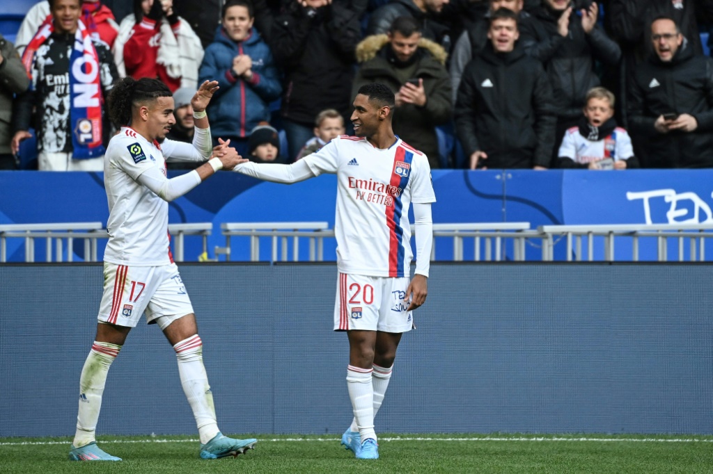 La joie de l'attaquant brésilien de Lyon Tetê (d), félicité par le défenseur Malo Gusto, après avoir marqué le but de la victoire de l'OL, 3-2 face à Angers, lors de la 30e journée de Ligue 1, le 3 avril 2022 au Groupama Stadium à Décines-Charpieu