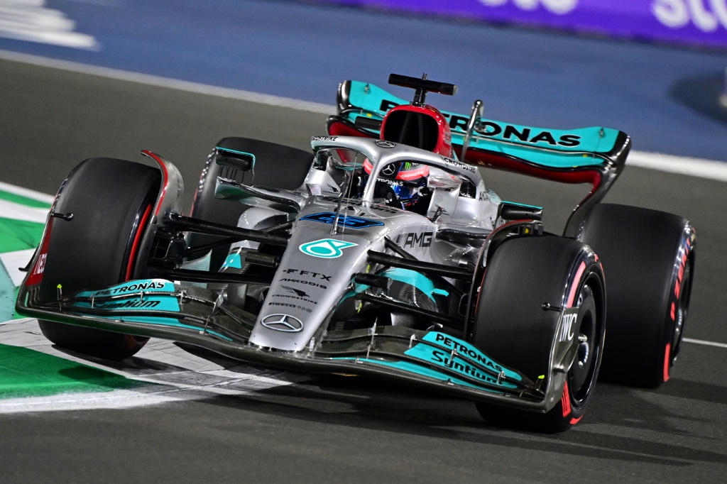 Le Britannique George Russell au volant du modèle 2022 de la monoplace de Formule 1 Mercedes à Jeddah en Arabie saoudite le 25 mars 2022
