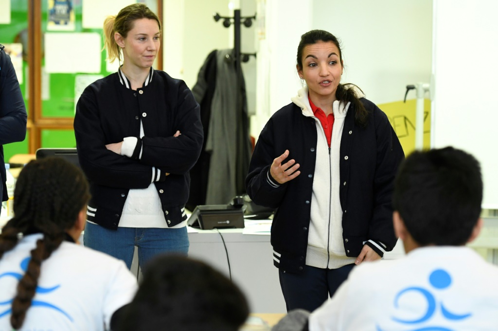 Sarah Ourahmoune parlant à des étudiants dans le cadre du lancement de la semaine olympique et paralympique à Saint-Denis, le 4 février 2019