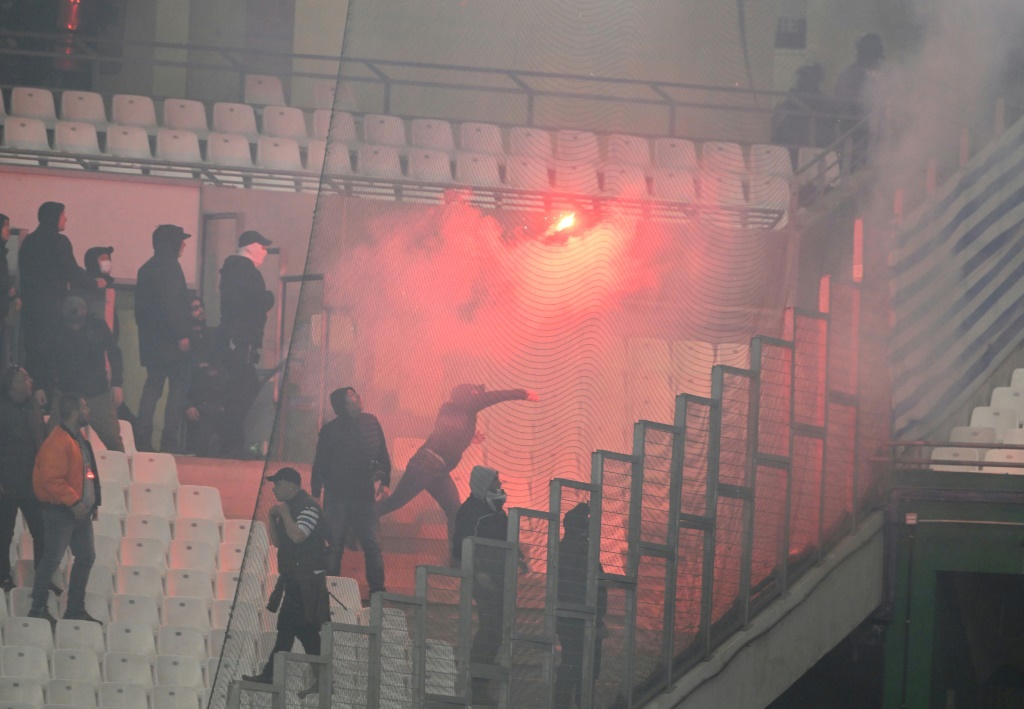 Les supporters du PAOK lancent des fumigènes juste avant le match contre Marseille au stade Vélodrome, le 7 avril 2022