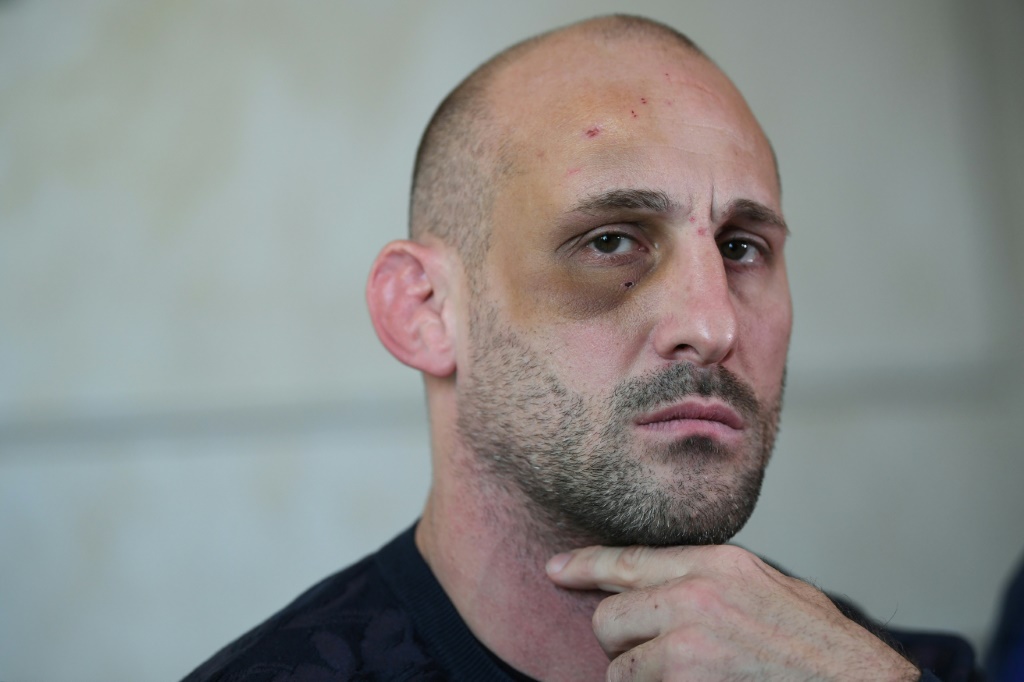 Le judoka Alain Schmitt devant la presse à l'issue de son procès pour violences conjugales, le 2 décembre 2021 à Paris