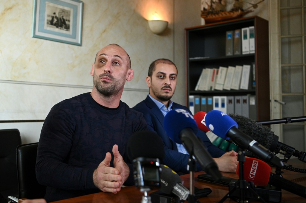 le judoka Alain Schmitt avec son avocat lors d'un point presse à Paris, le 2 décembre 2021