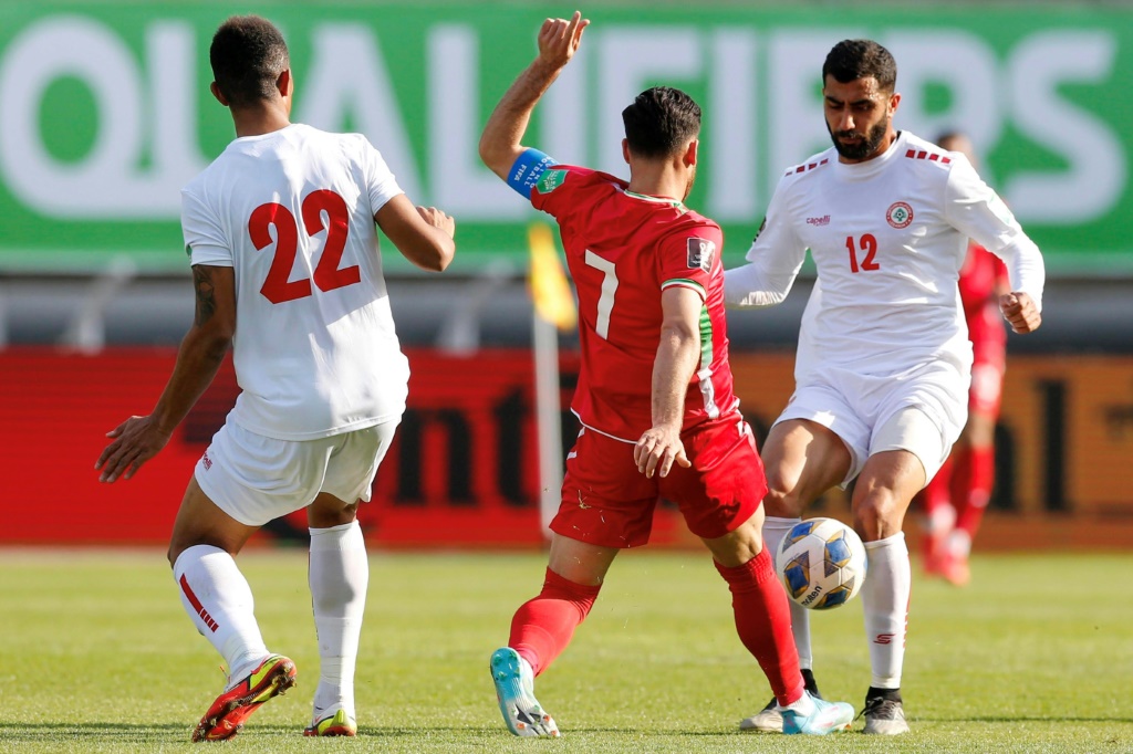 Le capitaine de l'équipe d'Iran Alireza Jahanbakhsh,  opposé au Liban lors des éliminatoires du Mondial (zone Asie) à Mashhad, le 29 mars 2022, a critiqué l'interdiction du stade imposée aux femmes