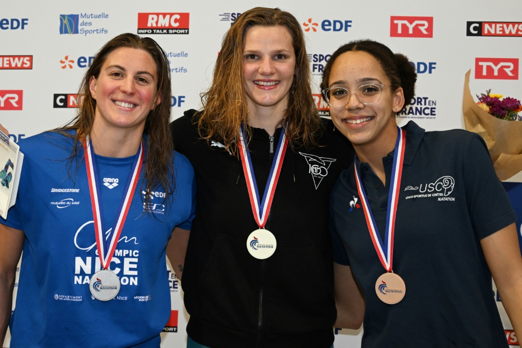 Le podium du 100 m libre des Championnats de France avec Marie Wattel, entourée de Charlotte Bonnet (g) et Mary-Ambre Moluh, le 8 avril 2022 à Limoges