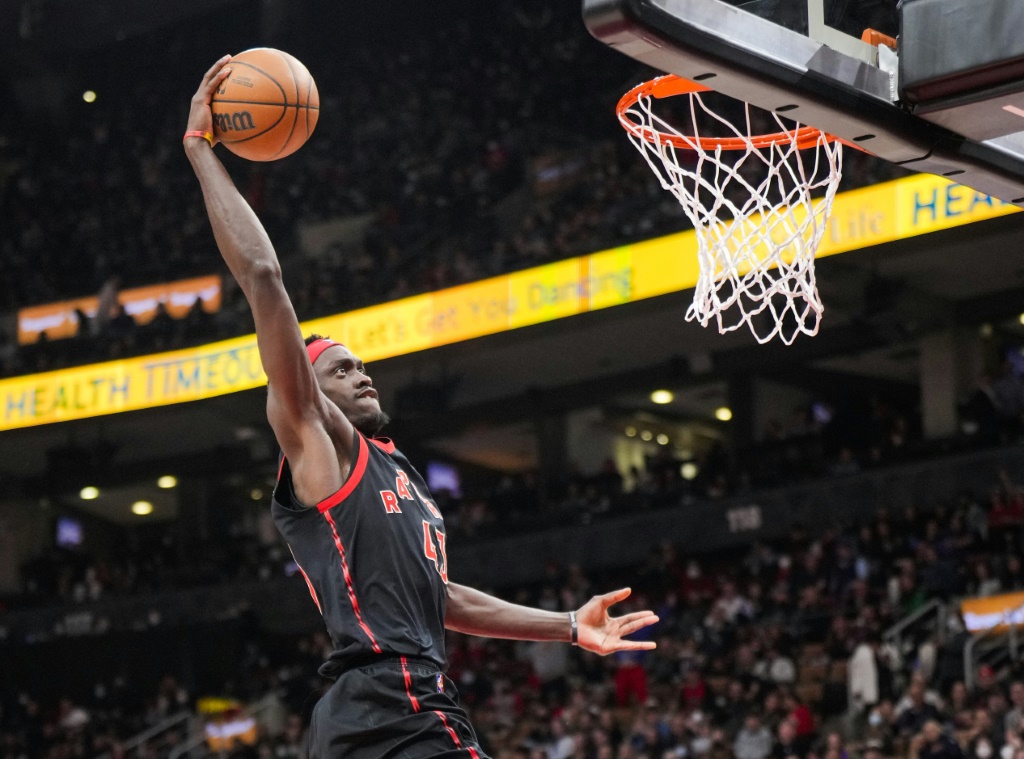 Pascal Siakam des Toronto Raptors au dunk contre les Houston Rockets en NBA le 8 avril 2022 à la Scotiabank Arena à Toronto