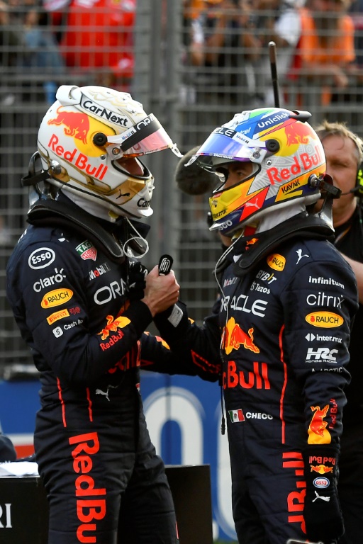 Le Néerlandais Max Verstappen (g) et le Mexicain Sergio Perez, les deux pilotes Red Bull, après avoir réussi les 2e et 3e temps des qualifications pour le Grand Prix d'Australie de F1 le 9 avril 2022 sur le circuit Albert Park à Melbourne