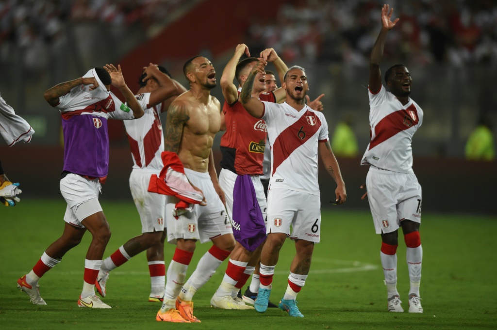 La joie des Péruviens après avoir assuré leur place de barragiste intercontinental en dominant le Paraguay à Lima, le 29 mars 2022